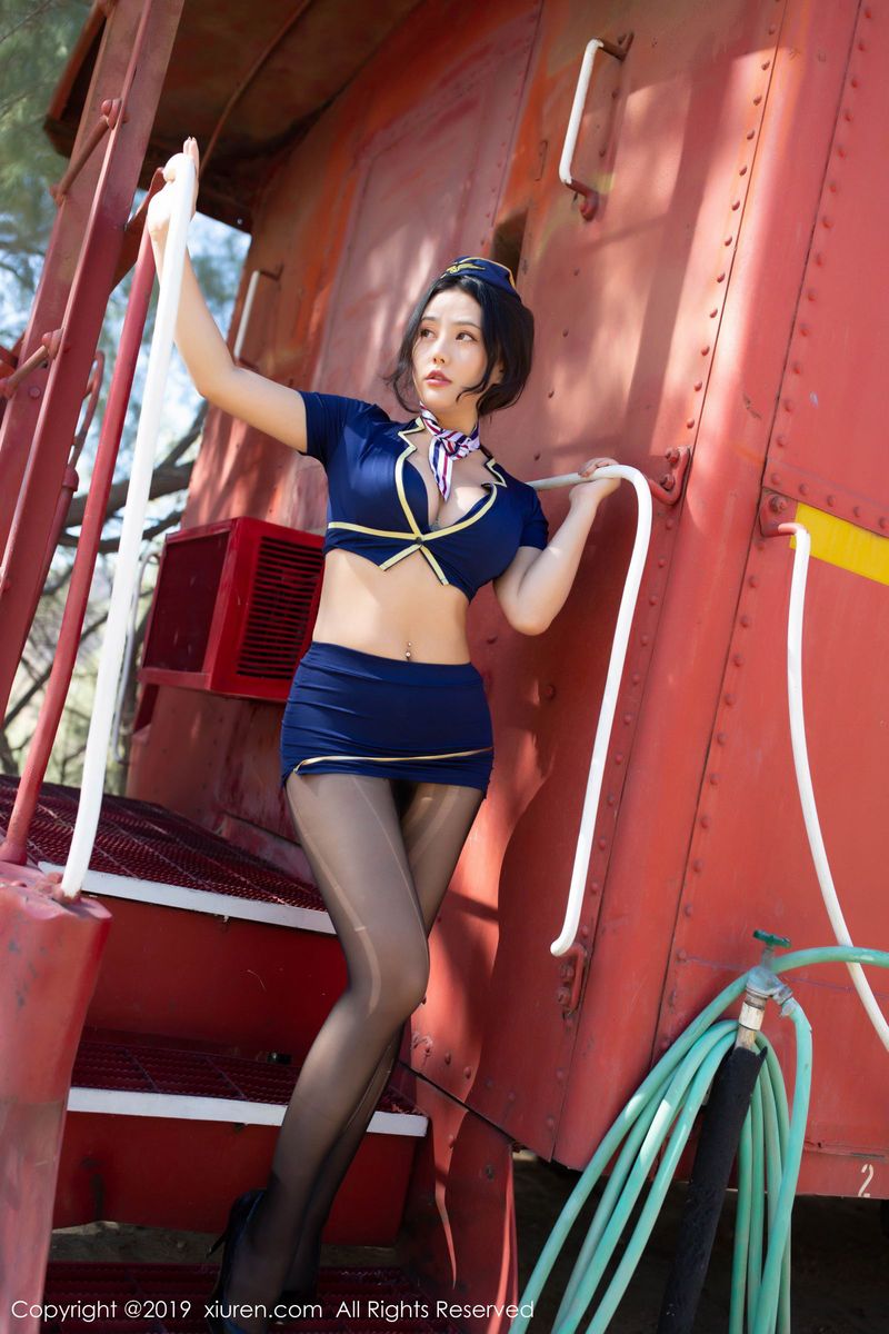 秀人网性感女神Manuela玛鲁娜火车乘务员真实扮演美国旅拍