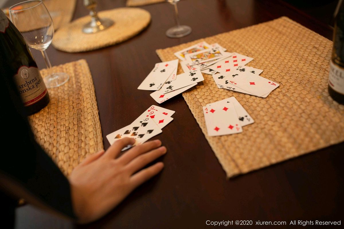 秀人网姐妹花陆萱萱&陶喜乐&就是阿朱啊酒店玩扑克性感写真