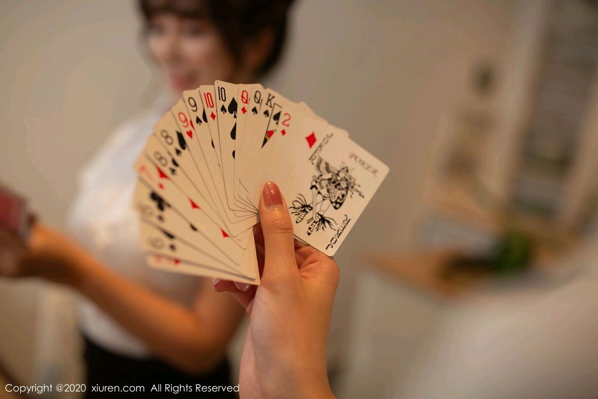 秀人网姐妹花陆萱萱&陶喜乐&就是阿朱啊酒店玩扑克性感写真