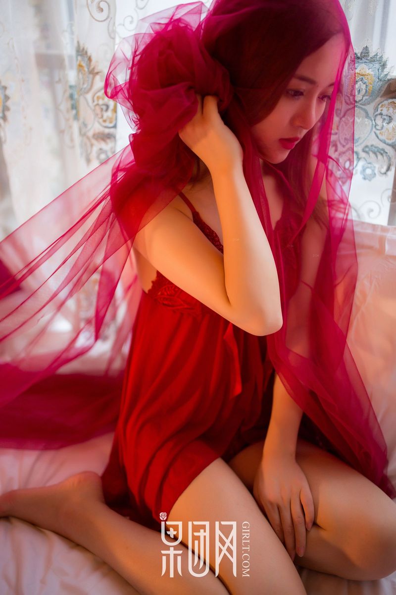 果团网美女模特尹意纯腥红吊裙修长美腿蕾丝内衣可人写真